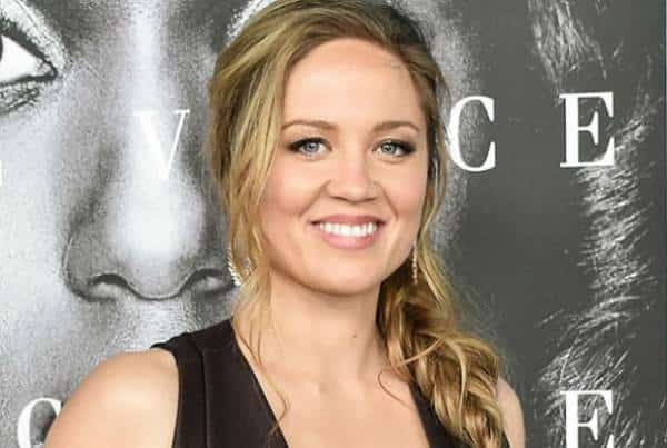 אלוהים כועס: אך לאריקה כריסטנסן זה לא אכפת והיא מתעלמת ממבקרי דת הסיינטולוגיה אליה היא שייכת