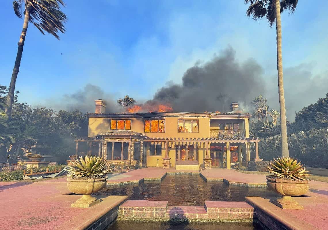 שריפת ענק בדרום קליפורניה: מאות תושבים פונו, לפחות 20 בתים נשרפו כליל