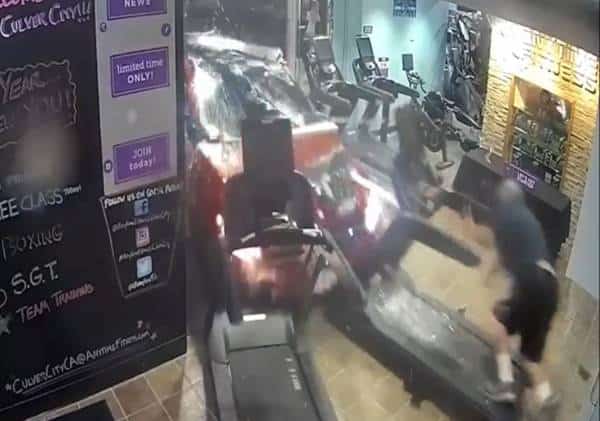 בזמן אימון בלוס אנג'לס: מכונית התנגשה בחדר כושר הומה אדם