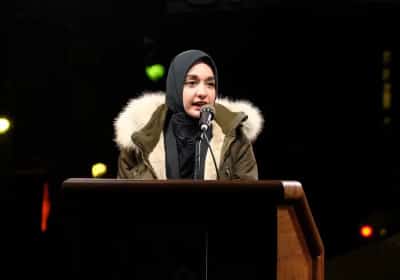 ממדאני מציג בגאווה את המינוי החדש לראש המשרד לענייני מהגרים בניו יורק