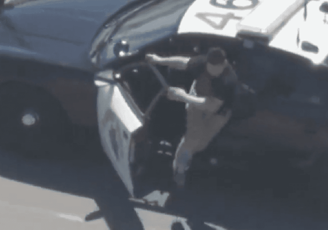 תיעוד קשה מקליפורניה: גבר מת לאחר שקפץ מניידת נוסעת - אותה גנב מהמשטרה