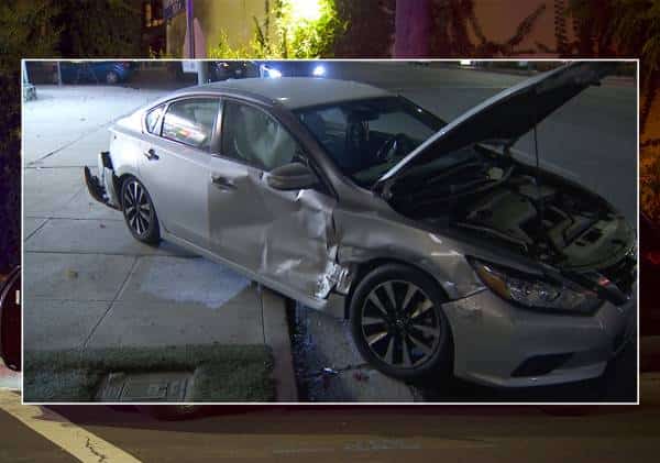 רגעי אימה כשעגלת תינוק הועפה לאוויר ברחוב הראשי בוואלי לוס אנג'לס: כמעט טרגדיה לאב וילדיו שצעדו בוודלנד הילס 