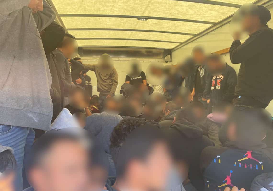 חשד לסחר בבני אדם: עשרות מהגרים נמצאו במשאית בטקסס