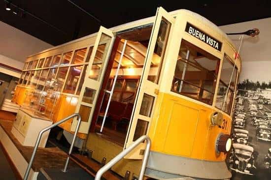 חלומות טרופיים: עד כמה אתם מכירים את הסיפור האנושי שהפך את מיאמי למיאמי?