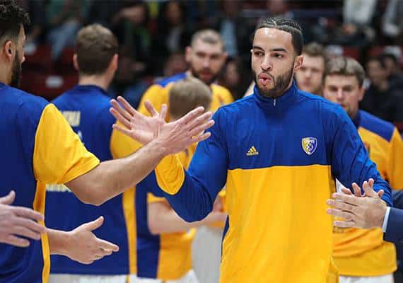 לוס אנג'לס: הכדורסלן טיילר האניקט נמצא ללא רוח חיים בשרמן אוקס