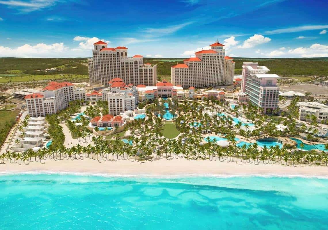 אתר נופש באיים הקריביים בצעד נואש: "אם תדבקו בקורונה, נממן לכם טיסה פרטית הביתה או סוויטה להעביר את הבידוד"