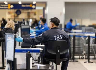 ממשל טראמפ הפך את שדות התעופה למלכודת: רשימות נוסעים הועברו לרשות ההגירה לצורך גירוש מהגרים