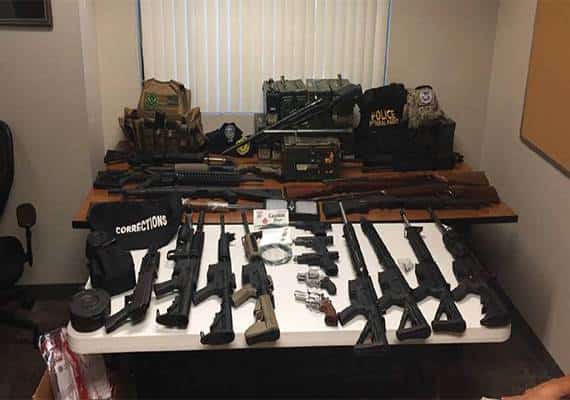 לוס אנג'לס: מחסן נשק התגלה אצל תושב שהתחזה לשוטר הגירה