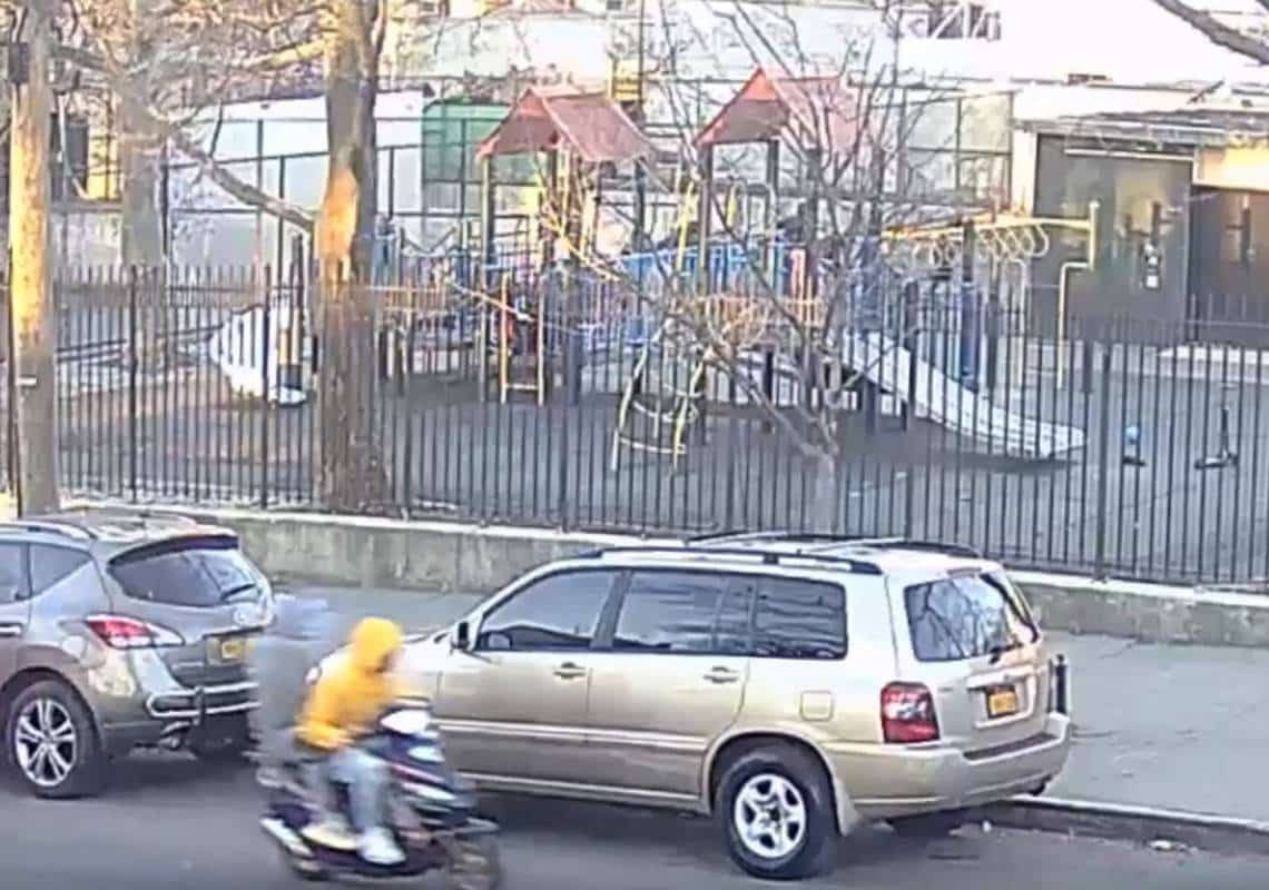 בהלה בגן שעשועים בניו יורק: אלמונים פתחו באש ונמלטו באופנוע