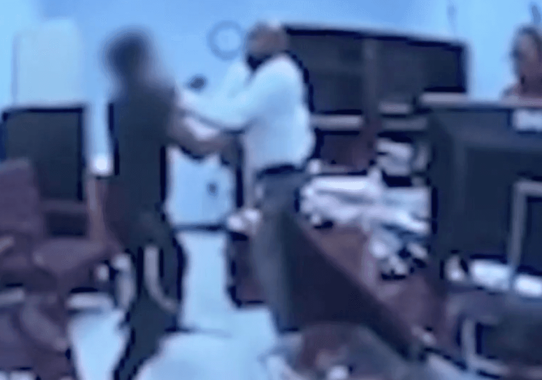 מורה הושעה לאחר שהשתלט על תלמיד עם נשק: "פעל מחוץ לתחום הסמכות שלו"