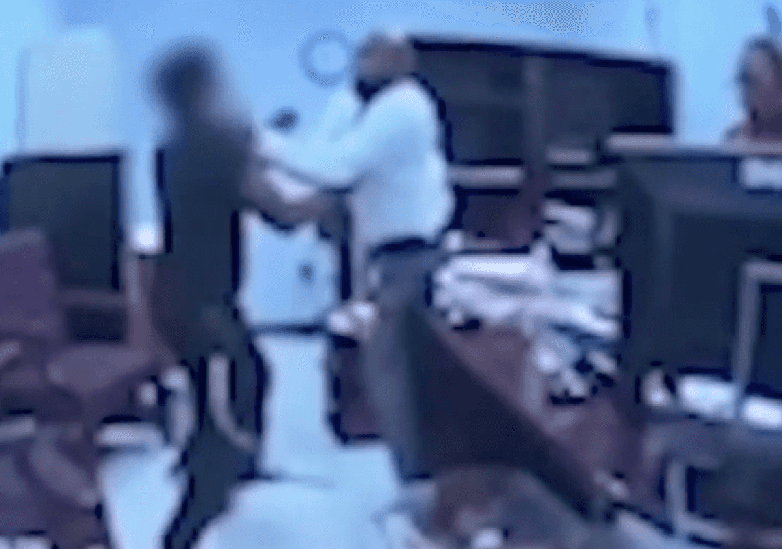 מורה הושעה לאחר שהשתלט על תלמיד עם נשק: "פעל מחוץ לתחום הסמכות שלו"