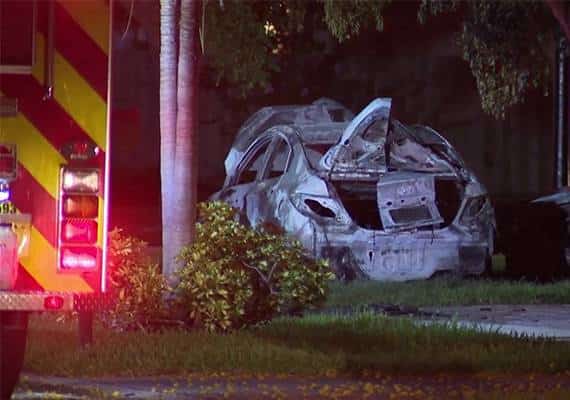 תעלומה במיאמי: מי עומד מאחורי הצתת המכוניות המסתורית