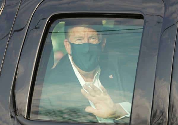 צפו: הנשיא טראמפ יוצא להודות להמוני התומכים