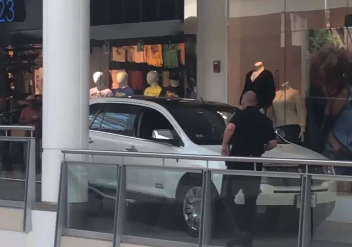 בוסטון: נהגת מבוגרת התבלבלה - ונכנסה עם רכבה למרכז קניות