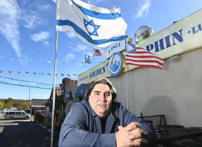 המסעדה שלי הפכה לשדה קרב: בעל דיינר בלונג איילנד שסירב להסיר את כרזות בני הערובה – ונשאר לבד במערכה