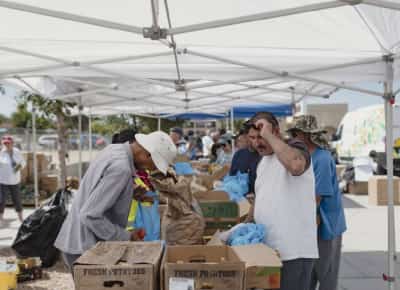 המזון נגמר לבנקים למזון ברחבי ארה"ב בדיוק כשהם צריכים לספק ליותר אמריקנים