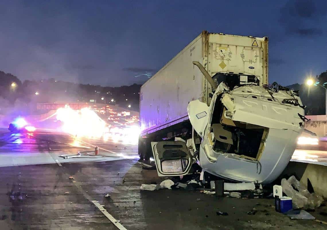 ואלי לוס אנג'לס: שיבושים כבדים בכביש 405 בעקבות תאונת דרכים, מצוד אחר נהג המשאית שנמלט