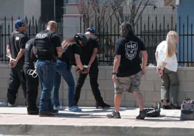 מכונות מזל במקום רהיטים: קזינו מחתרתי נחשף בבית מגורים בשכונה שקטה בלוס אנג'לס