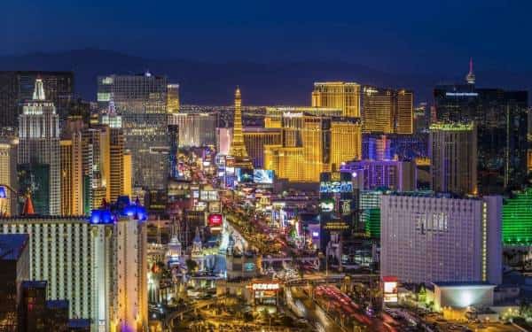 נוסעים לחופשה בלאס וגאס ב-9.99 דולר: שירות אוטובוסים חדש מציע מחירים זולים וגלישה אלחוטית חינם