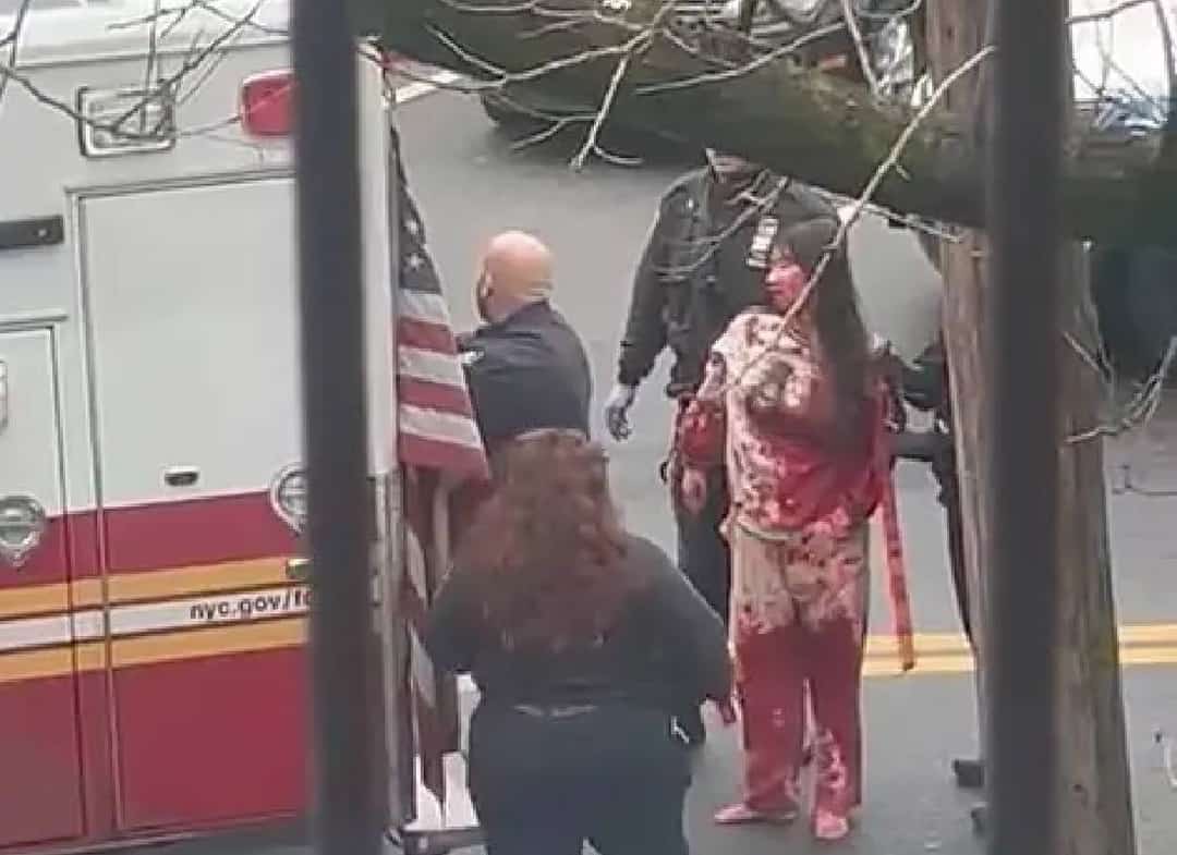 בהלה בברוקלין: גבר תקף ילדות עם סכין קצבים לפני שנורה על ידי שוטרים