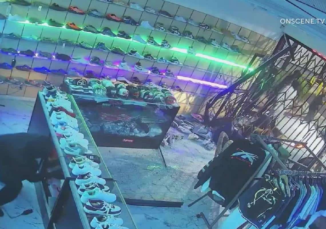 תיעוד מאל.איי: התנגשו עם מכונית לתוך חנות נעליים– וגנבו סחורה בשווי 25,000 דולר 