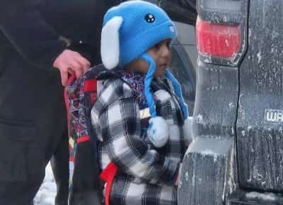 בן חמש באזיקים: מעצר הילד שהפך לסמל של מדיניות ההגירה של טראמפ