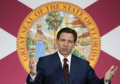 מושל פלורידה נותן אור ירוק לתושבים לדרוס מפגינים: "זו אשמתם, לא שלכם"