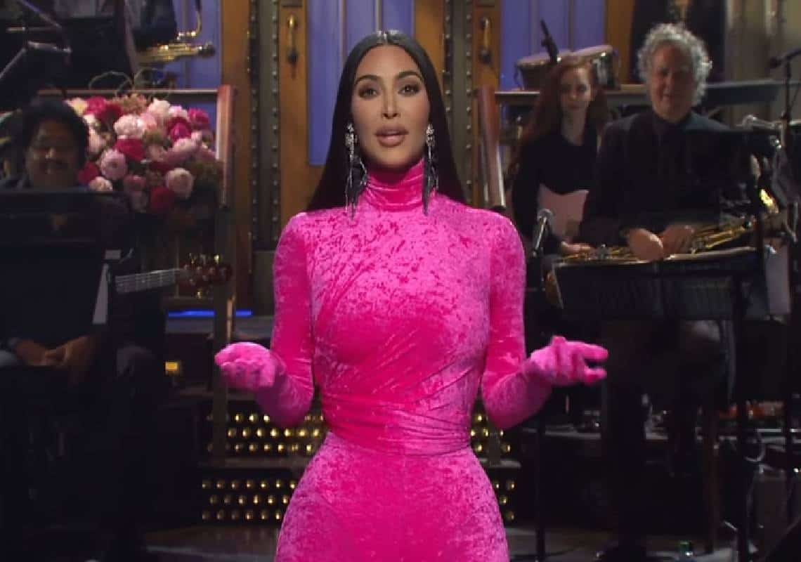 קים קרדשיאן מתארחת ב"סאטרדיי נייט לייב" וחושפת את הסיבה בגללה עזבה את קניה ווסט 