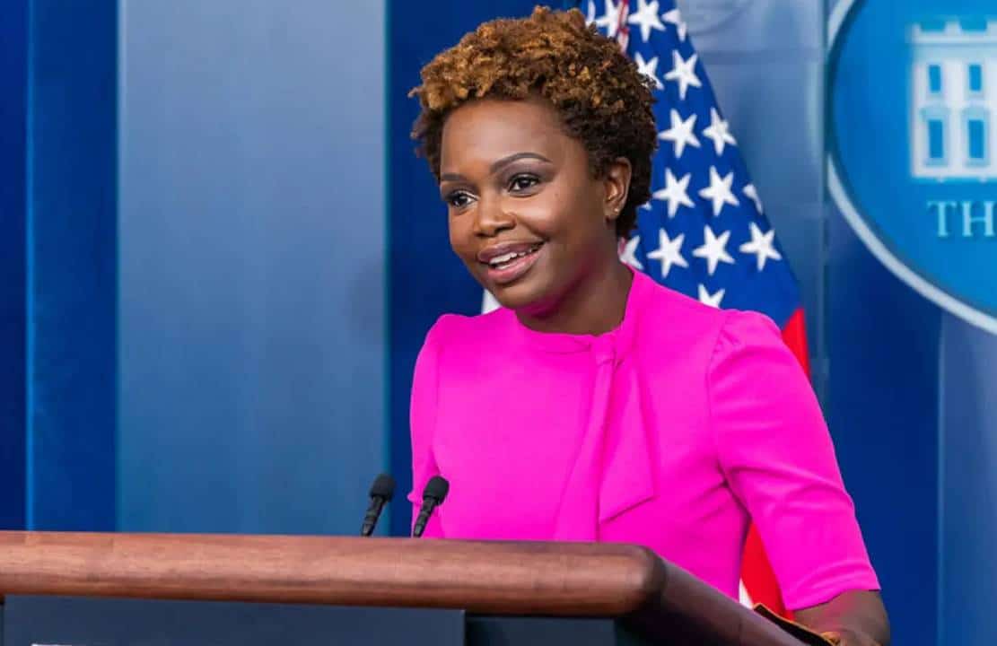 "מדהים": דוברת הבית הלבן ניתקה באמצע ראיון רדיו לאחר שהמנחה שאל אם לביידן יש דמנציה