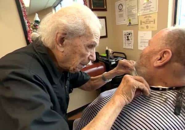 "אני מציע לאנשים שלא להפסיק לעבוד": הכירו את הספר בן 107 שאינו מוכן לשמוע על פנסיה