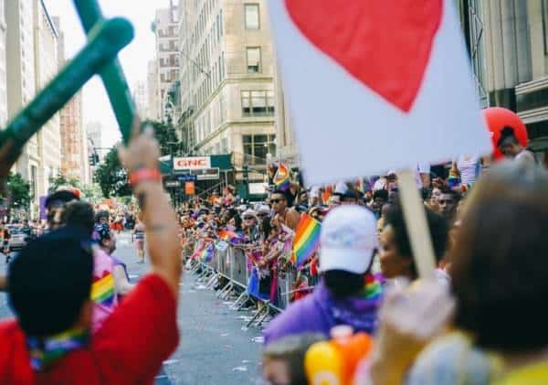הזדמנות אחרונה: תצעדו בגאווה, אבל מול המסך
