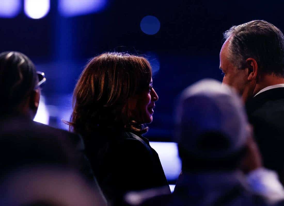 על פרשת דרכים: קמלה האריס שוקלת לוותר על שאיפות לנשיאות לטובת מושלות קליפורניה