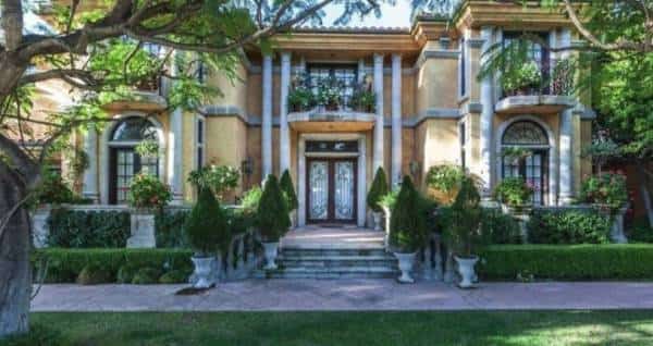 "חלומו של כל רווק": צ'ארלי שין מוכר את ביתו בשכונת שרמן אוקס