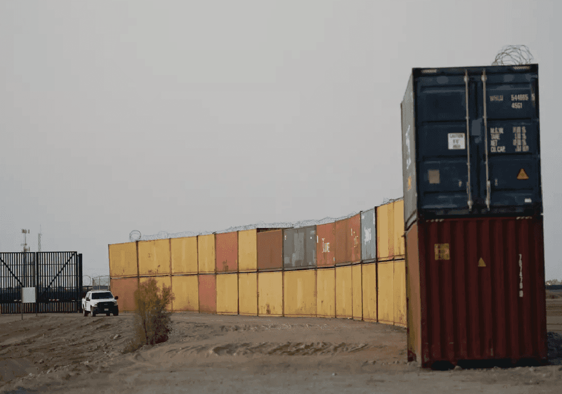 אריזונה הציבה מכולות בגבול עם מקסיקו - והממשל הפדרלי טוען: "זו הפרה של החוק"