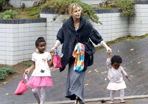 שרליז ת'רון טוענת שקיימת גזענות בארה"ב ולא רוצה לגדל את ילדיה המאומצים במדינה