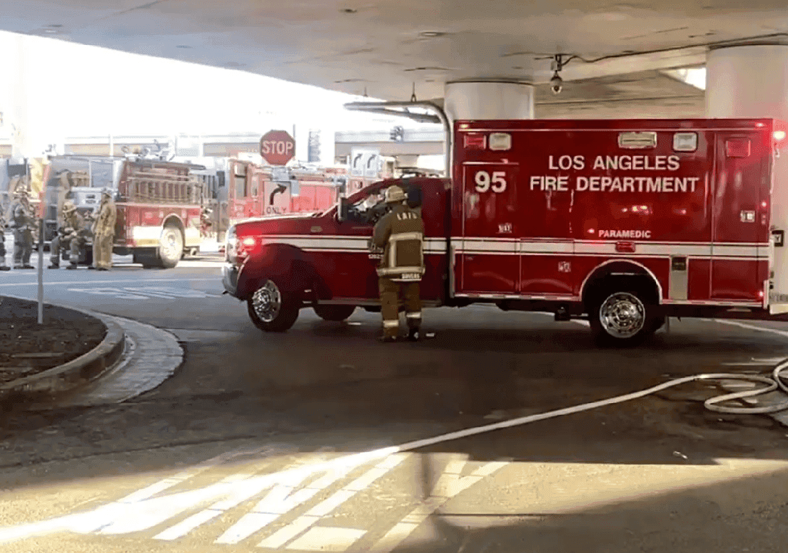 ארבעה בני אדם, אחד במצב קשה, מדליפת פחמן דו חמצני בשדה"ת של לוס אנג'לס