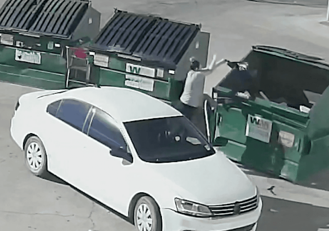 תיעוד מזעזע: צעירה הכניסה את התינוק שלה לשקית אשפה – וזרקה אותו לפח