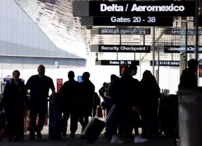 יום שישי השחור של שדות התעופה: יותר מ־1,200 טיסות בוטלו — והכאוס רק מתחיל