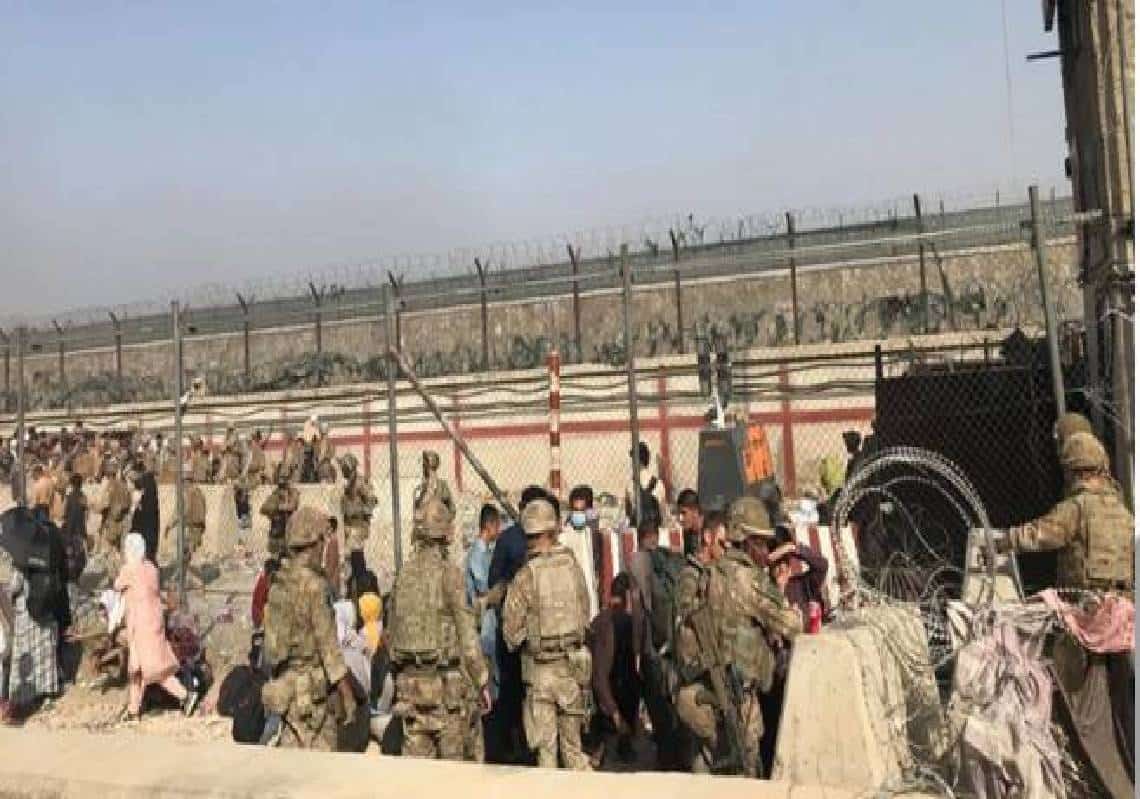 "עדיף למות בכבוד מול הטליבאן עם כדור בראש": עובדי השגרירות האמריקאית חשים נבגדים