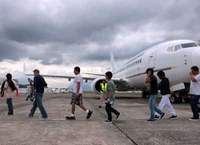 שרת הביטחון הפנימי חושפת: מהגר ניסה לנגוס בזרועותיו בטיסת גירוש