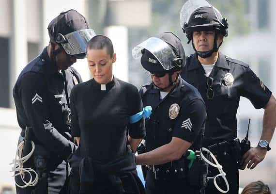 לוס אנג'לס: עשרות עצורים במחאה לקראת ביקור סשנס