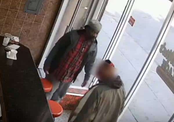 לעיני המצלמות: סועד במסעדה בלוס אנג'לס נדקר למוות ע"י חסר בית