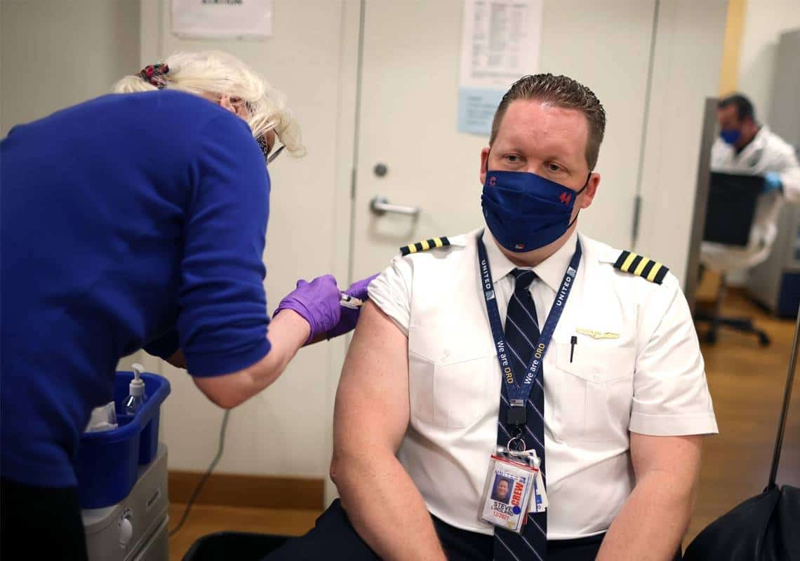 יונייטד איירליינס הודיעה: כלל עובדי חברת התעופה יידרשו להתחסן