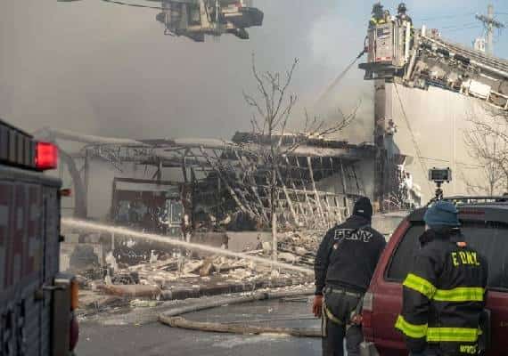 ניו יורק: 150 לוחמי אש נאבקו בדליקת ענק בטמפרטורות מתחת לאפס