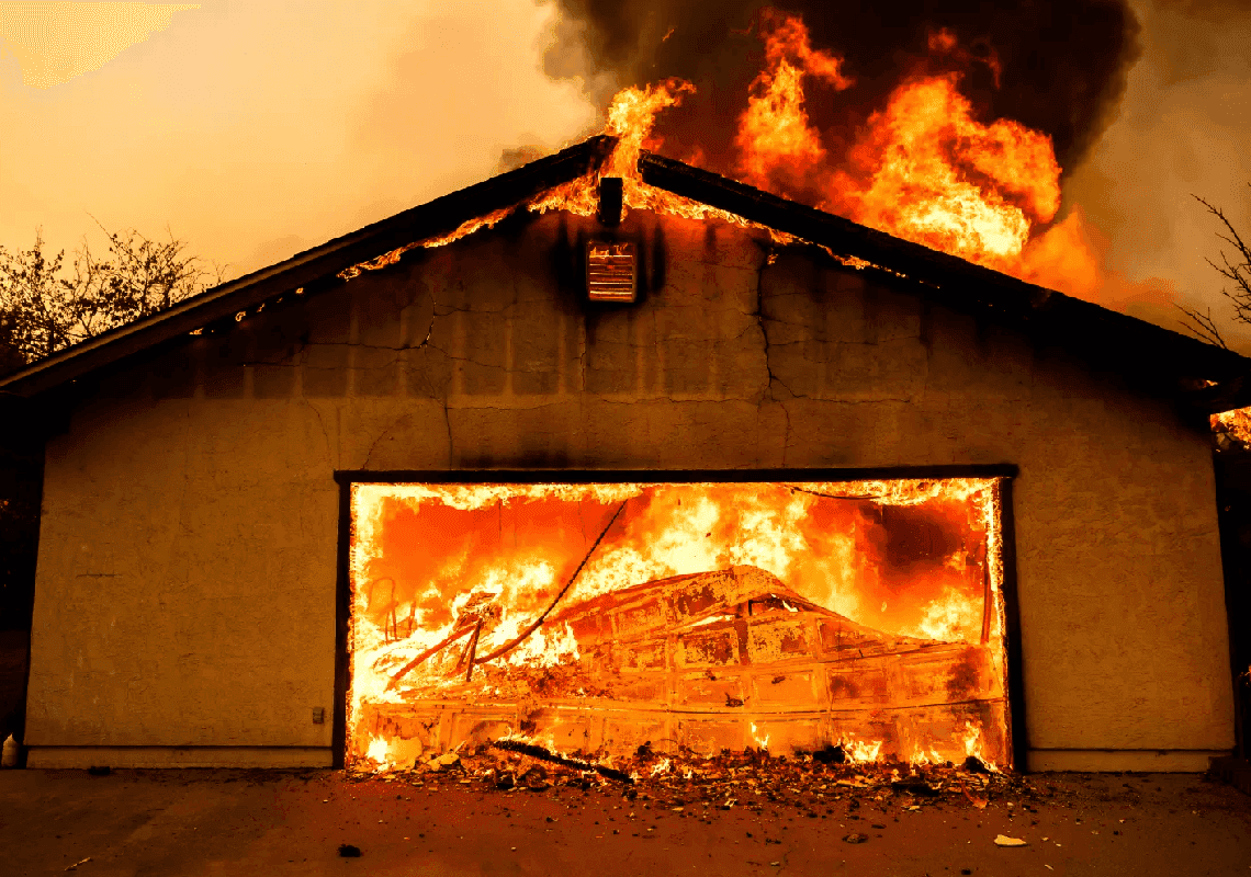 אלפים פונו מבתיהם בעקבות שריפה כבדה בצפון קליפורניה