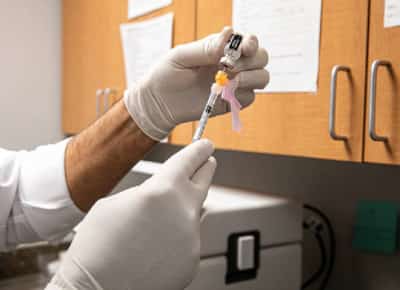 ממשל טראמפ מגביל חיסונים: רק קשישים וחולים יוכלו להתחסן נגד קורונה