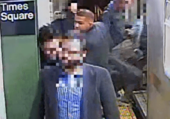 ניו יורק: המשטרה מבקשת את עזרת הציבור באיתור גבר בחליפה שהיכה אדם ברכבת התחתית