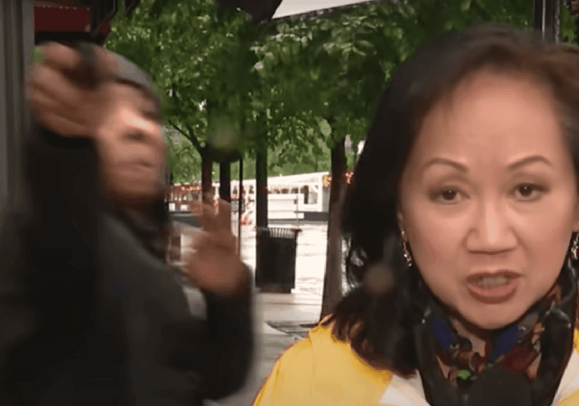 בשידור חי משיקגו: גבר הוציא אקדח על צוות החדשות 