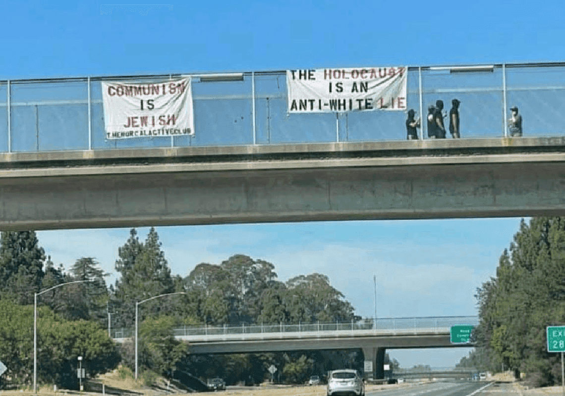 “השואה היא שקר אנטי-לבן": כרזות אנטישמיות על גשר בקליפורניה