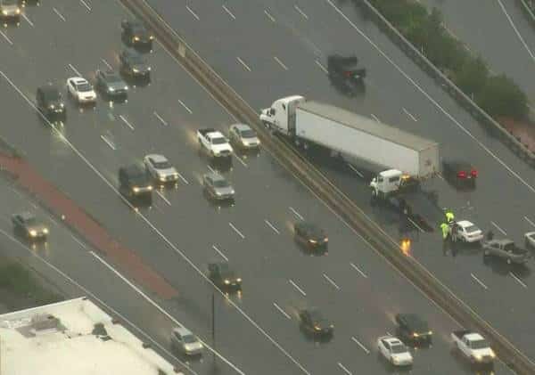 ואלי לוס אנג'לס: כביש 101 סמוך לוודלנד הילס נחסם לתנועה בעקבות תאונות דרכים